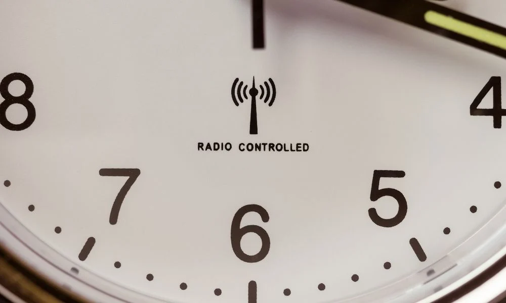 Obr. 1: Rádiom riadené hodiny (zdroj)
